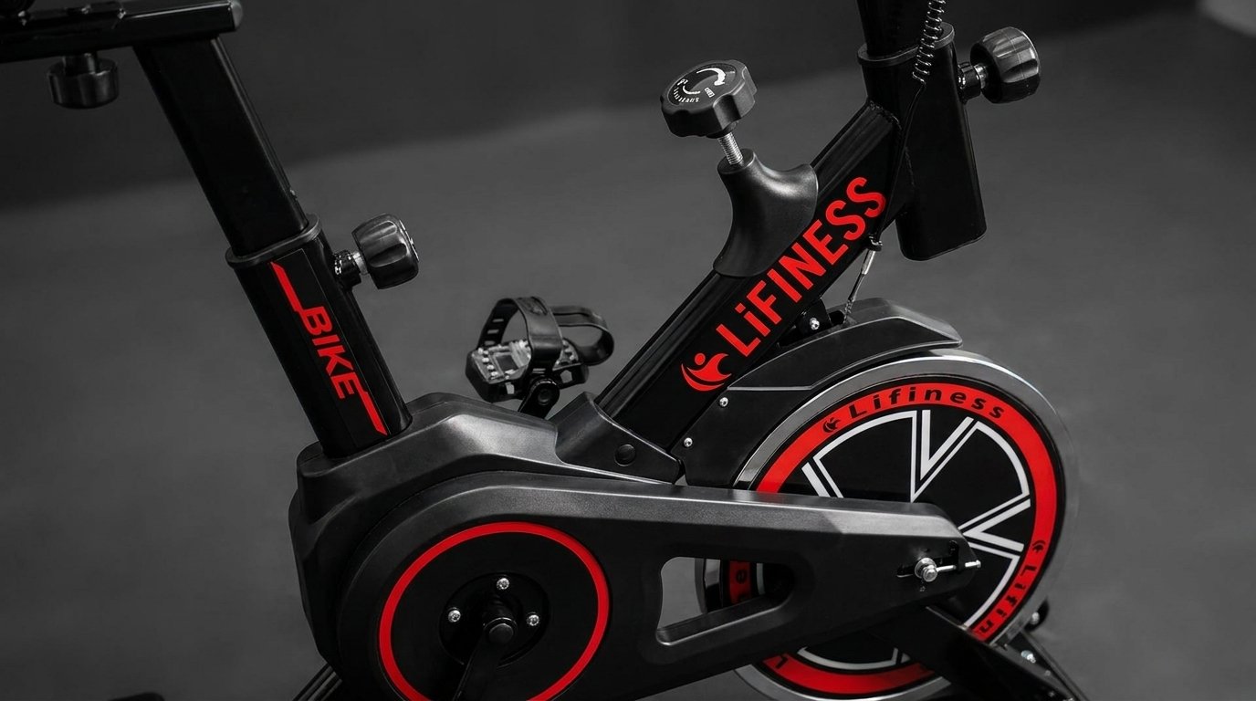 A Bicicleta Spinning Premium Liftness conta com estrutura reforçada de aço e guidão ajustável.